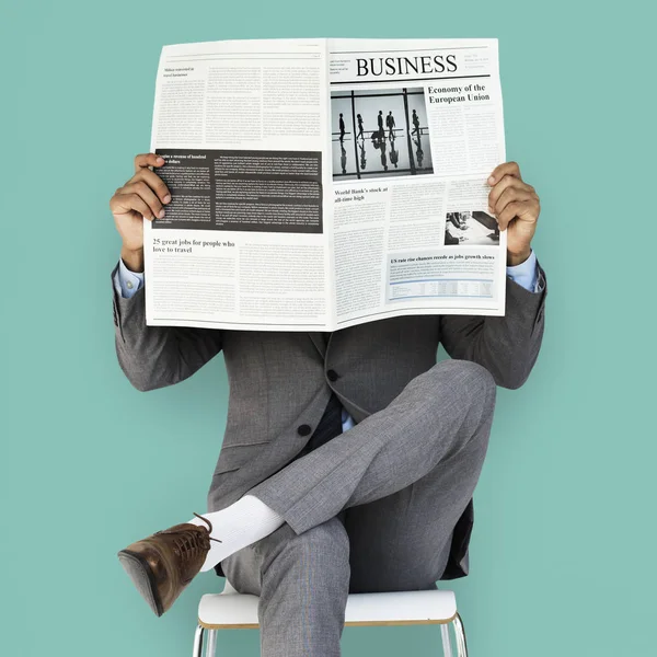 Бізнесмен читає газету — стокове фото