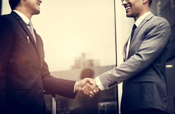 会議で握手するビジネスマン — ストック写真
