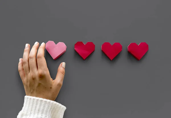 Hand med röda hjärtan — Stockfoto