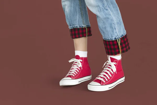 Rote Turnschuhe und Jeans — Stockfoto