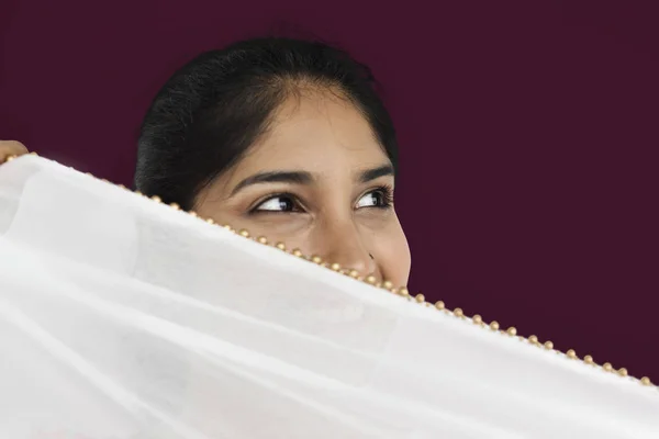 Индийская женщина улыбается — стоковое фото