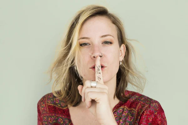 Vrouw poseren in studio — Stockfoto