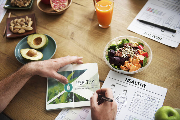 Человек, пишущий в дневнике
