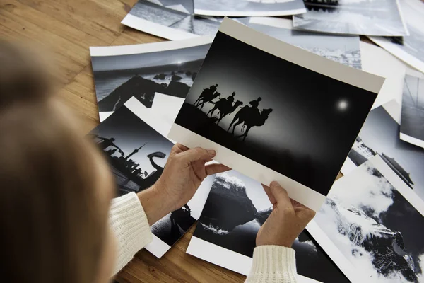 Person schaut sich kreative Fotos an — Stockfoto