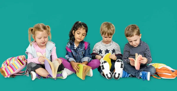 Crianças pré-escolares com livros e mochilas — Fotografia de Stock