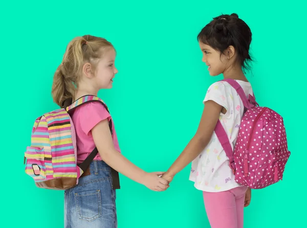 Bonito pré-escolar meninas de mãos dadas — Fotografia de Stock
