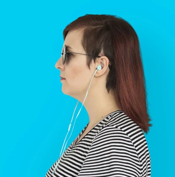 Mulher com cabelo vermelho ouvindo música — Fotografia de Stock