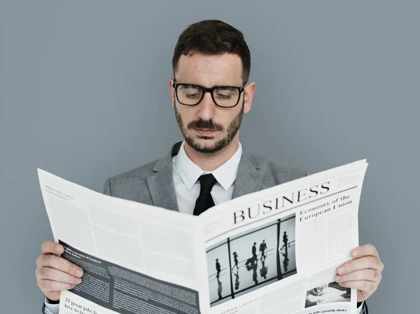 Barbuto uomo d'affari leggendo giornale — Foto Stock