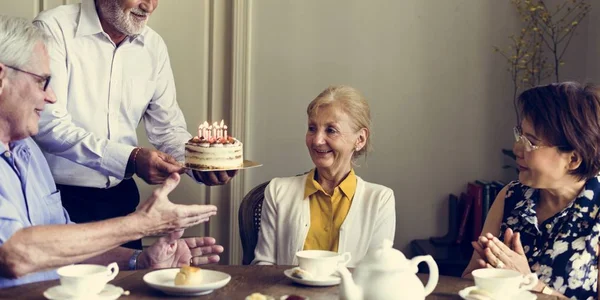 Personas mayores en la mesa celebrando —  Fotos de Stock