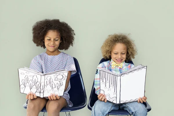 Barn läsa papper böcker — Stockfoto