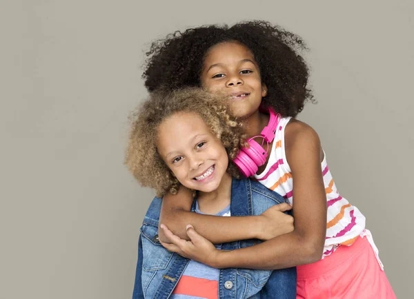 Niños alegres sonriendo — Foto de Stock