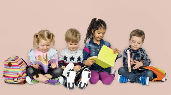 Crianças pré-escolares com livros e mochilas — Fotografia de Stock