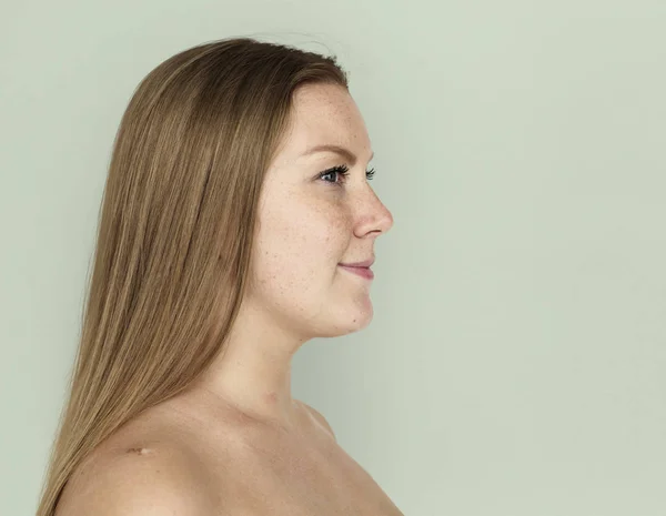 Mulher com sorriso posando em estúdio — Fotografia de Stock