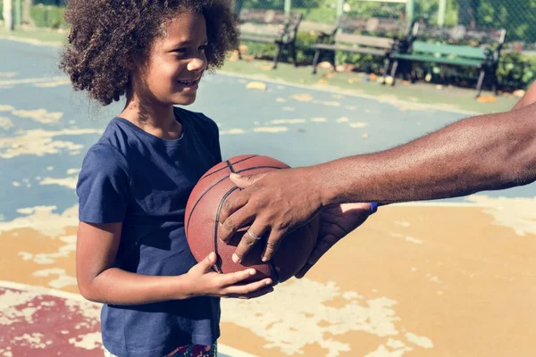Vader en dochter spelen basketbal — Stockfoto