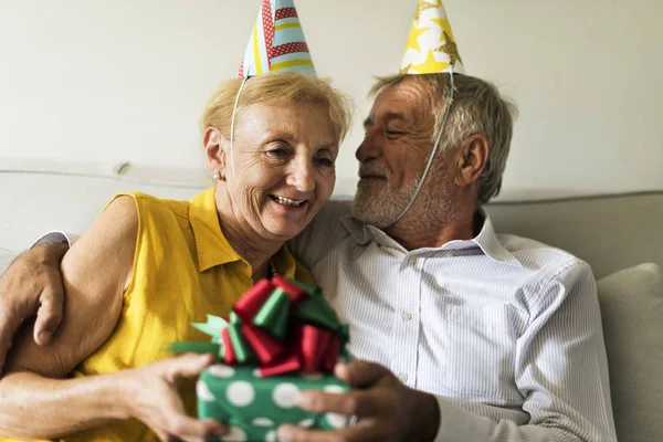 Coppia anziana che festeggia il compleanno — Foto Stock