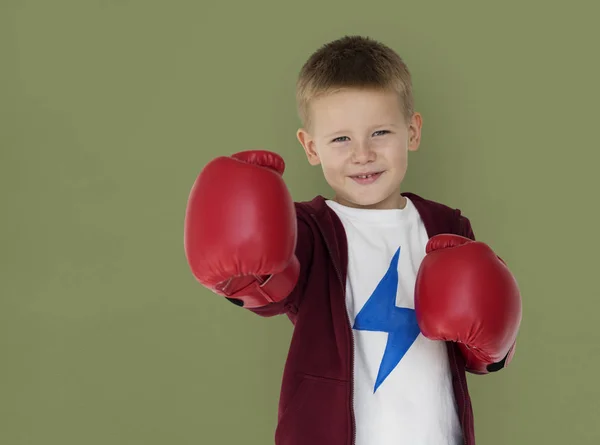 Kaukasischer kleiner Junge boxt — Stockfoto