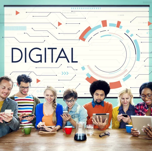 Multirassische Menschen mit digitalen Geräten. — Stockfoto