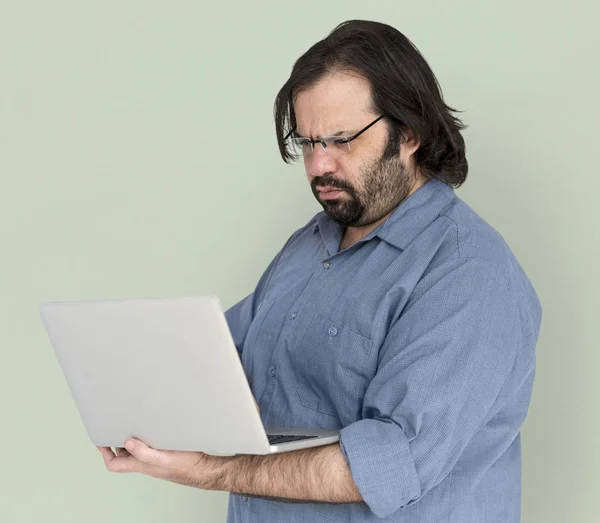 Чоловік у синій сорочці за допомогою ноутбука — стокове фото