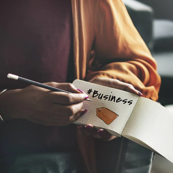 Vrouw schrijven in notebook — Stockfoto