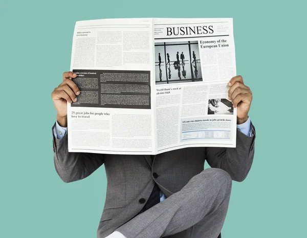 Homem de negócios lendo jornal — Fotografia de Stock