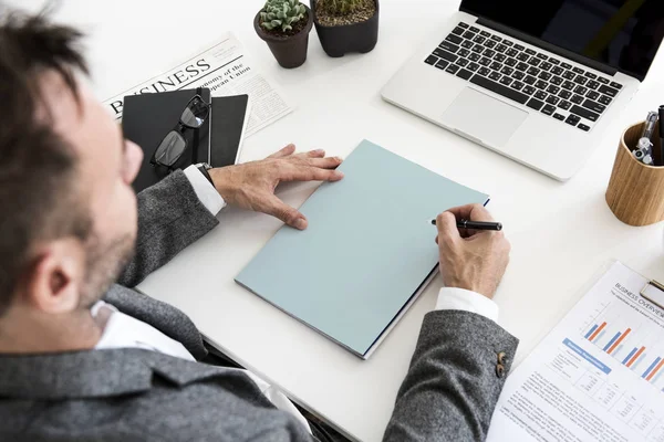 Homem que trabalha à mesa — Fotografia de Stock