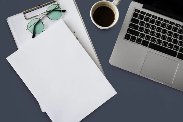 Laptop en papieren aan werkplek tafel — Stockfoto