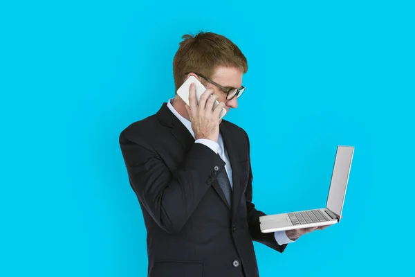 Geschäftsmann posiert im Studio — Stockfoto