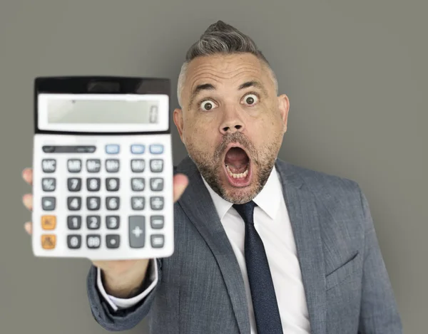 Зрелый человек с калькулятором — стоковое фото