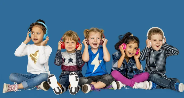 Adorables enfants écoutant de la musique — Photo