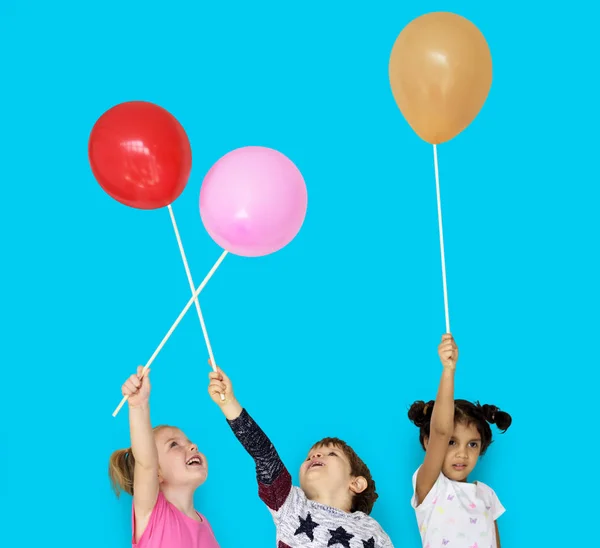 Petits enfants jouant avec des ballons — Photo