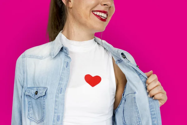 Mujer sonriente con corazón en camisa —  Fotos de Stock