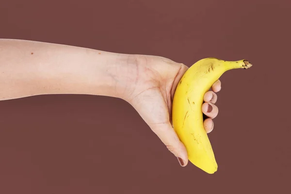 Mão segurando banana — Fotografia de Stock