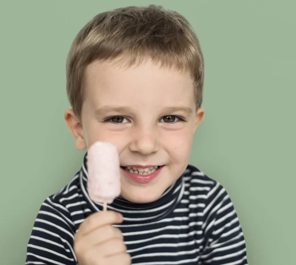 Niño sosteniendo helado —  Fotos de Stock