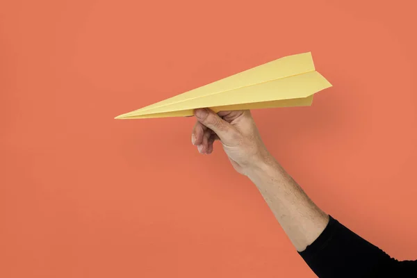 Avión de Papercraft de mano humana — Foto de Stock