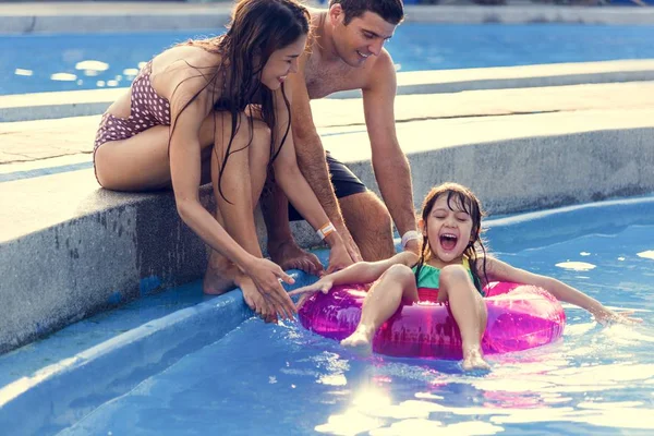 Fille s'amuser dans la piscine — Photo