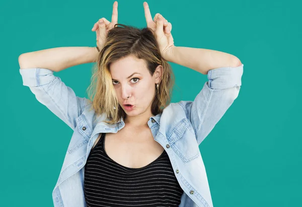 Mujer posando en estudio —  Fotos de Stock