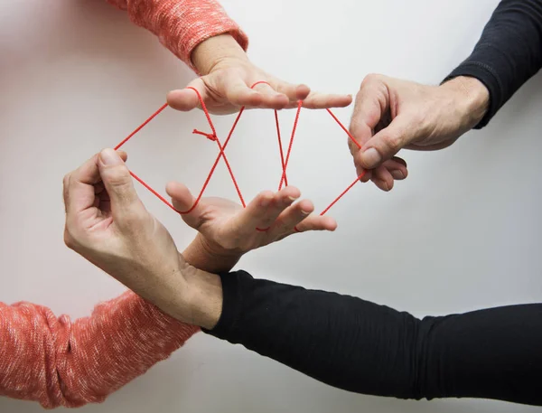 Mãos a jogar String Game — Fotografia de Stock