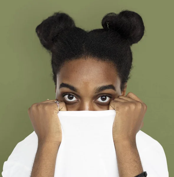 Jovem mulher africana posando em estúdio — Fotografia de Stock