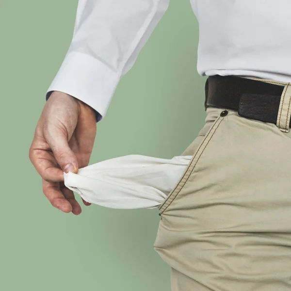 Hombre muestra bolsillos vacíos — Foto de Stock