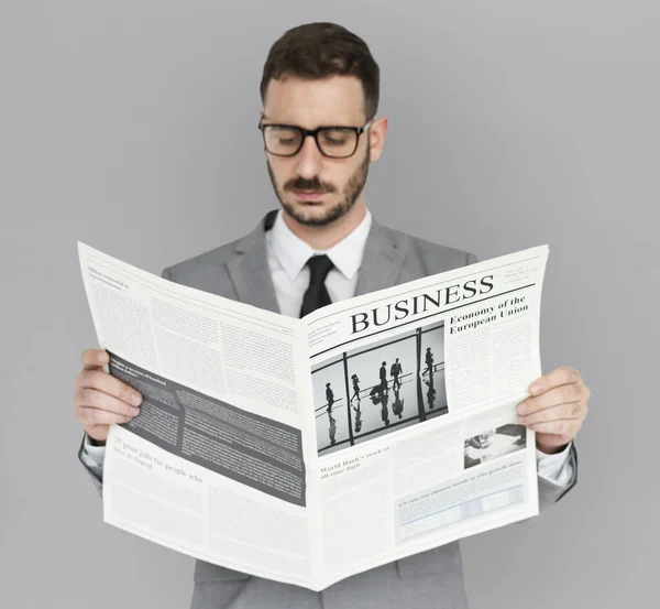 Szakállas üzletember olvasó újság — Stock Fotó