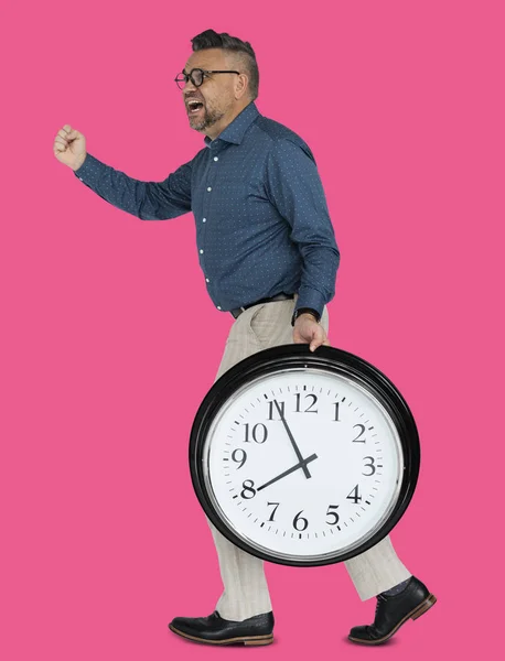 Hombre maduro sosteniendo reloj —  Fotos de Stock