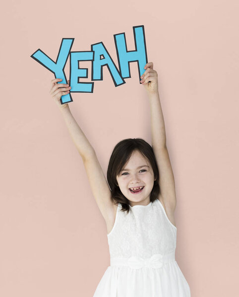 маленькая девочка держит письма
