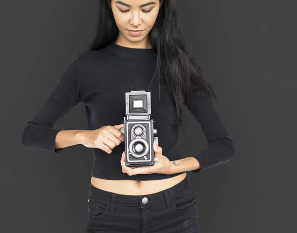 Kvinna håller retro fotokamera — Stockfoto