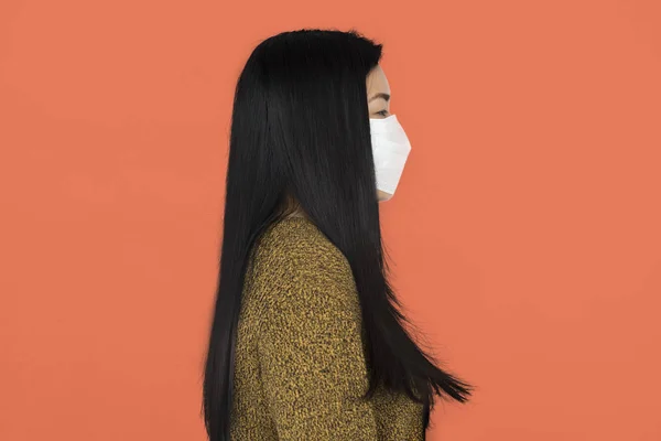 Asiatisk kvinna bär mask — Stockfoto