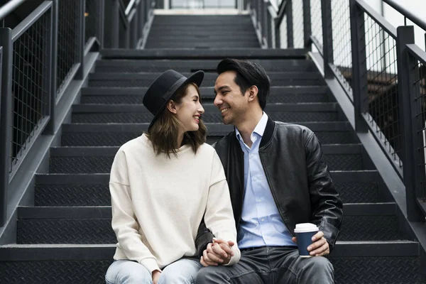 Couple assis sur les escaliers — Photo