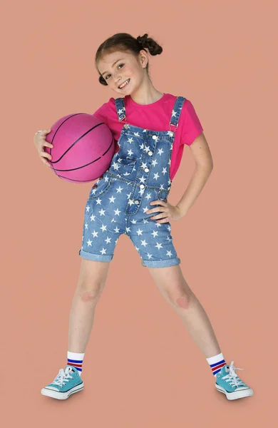Menina bonito com bola de basquete — Fotografia de Stock