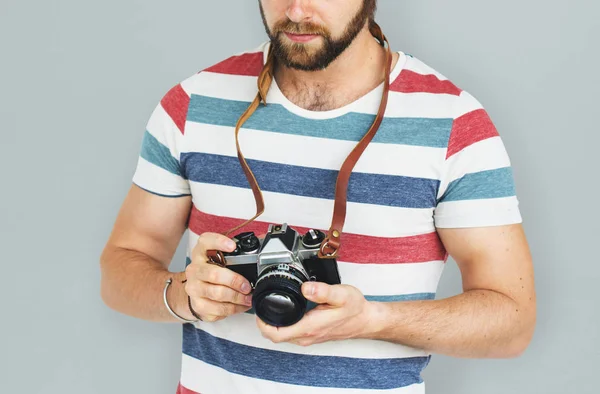 Homem barbudo segurando câmera — Fotografia de Stock