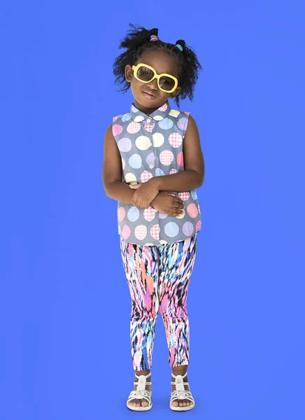 Маленька чарівна афроамериканська дівчина — стокове фото