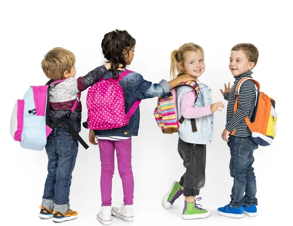 Enfants d'âge préscolaire avec sacs à dos — Photo