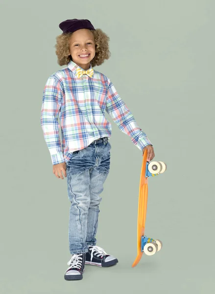 Blandad ras liten pojke med skateboard — Stockfoto